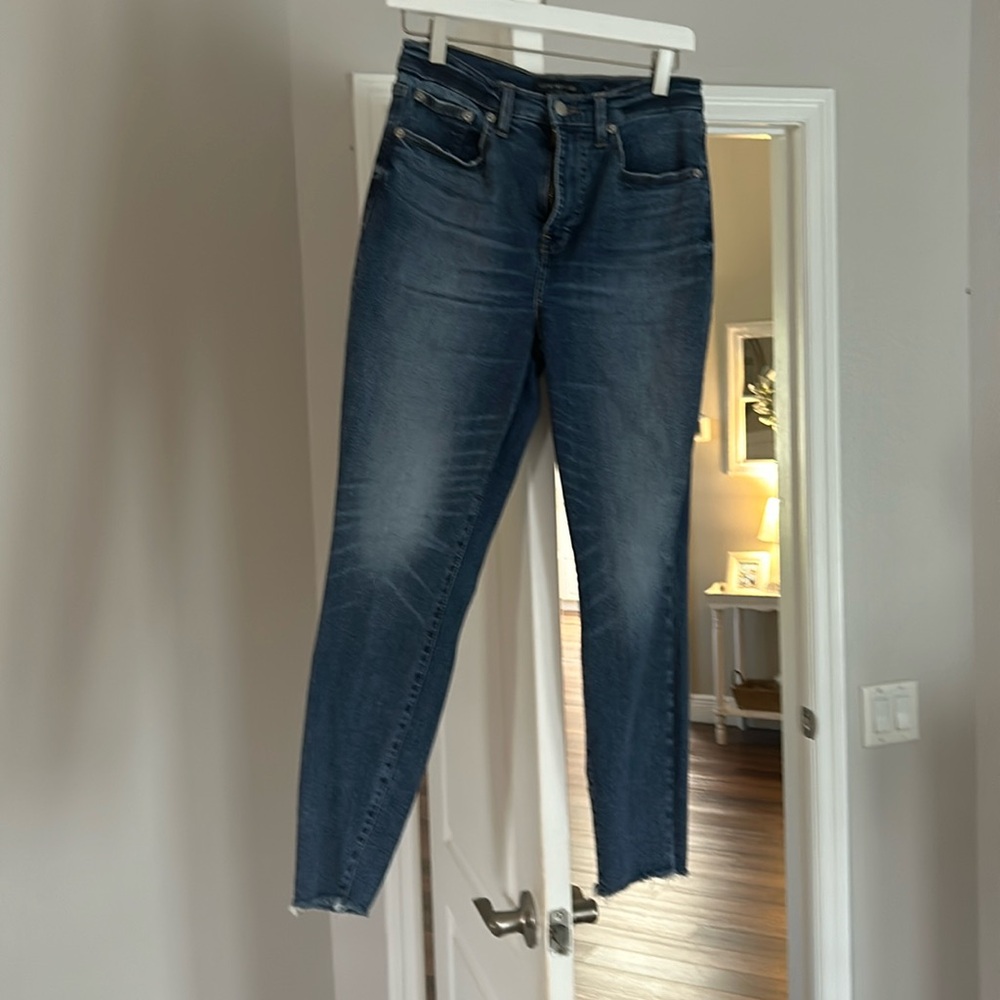 Lucky brand skinny jeans. Can fit a size 4 too. Like new, smoke-free, pet free